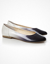 Ballerina Closet Hold