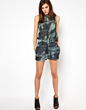 Won Hundred Kiki Shorts in Python Print