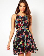 Elise Ryan Cut Out Skater Dress in Folk Floral Print