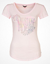Mustang T-shirt med tryck Ljusrosa