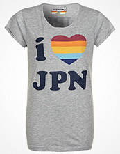 Superdry T-shirt med tryck Grått