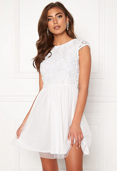 Vita klänningar på Modegallerian.se 2023