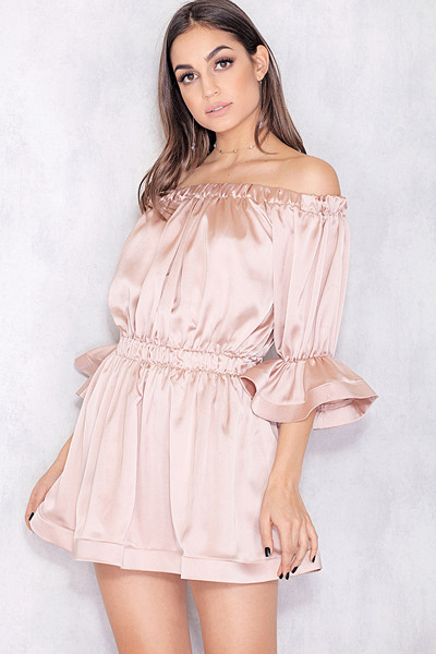 Chiquelle sidenklänning med volang