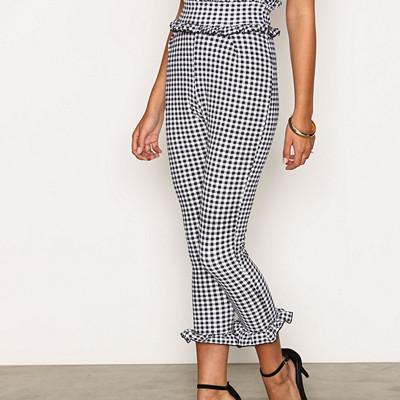 NLY Trend rutiga byxor med volang