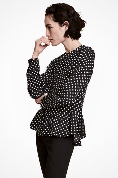 H&M svart prickig blus