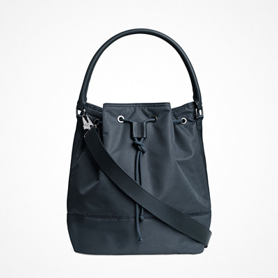 Arket mörkblå nylonväska