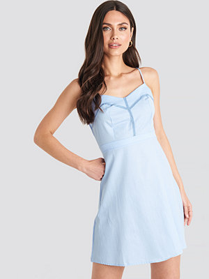 NA KD Trumpet Sleeve Mini Dress blå Klänningar online NA KD Contrast Lace Satin Mini Dress vit Klänningar online