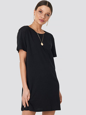 Snygga klänningar från NA KD Basic Modegallerian NA KD Basic Båtringad Miniklänning I Jersey svart