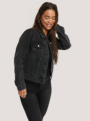 NA KD Trend Denimjacka svart Jeansjackor online NA KD Trend Denimjacka svart Modegallerian