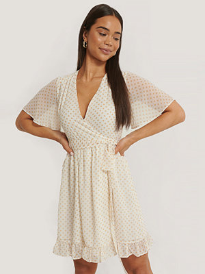 NA KD Contrast Lace Satin Mini Dress svart Klänningar NA KD Contrast Lace Satin Mini Dress vit Klänningar online