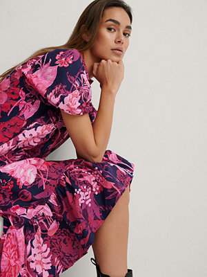 NA-KD Trend Klänning Med Knytdetalj Fram lila - Klänningar online