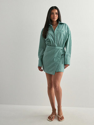 Malina Portea Wrapped Shirt dress - Grön
