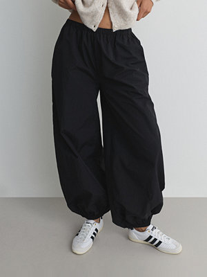Nelly byxor Balloon Pants - Svart