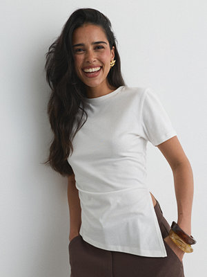 Nelly Asymmetric Tee - Vit