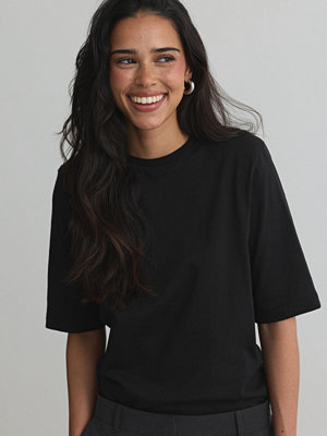 Nelly Powerful Shoulder Tee - Svart