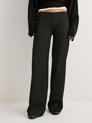 Nelly byxor Stunning Low Waist Structure Pants - Svart