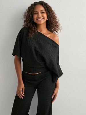 Nelly Stunning Structure Tee - Svart