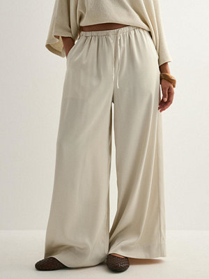 Neo Noir byxor Sebba Satin Pants - Beige
