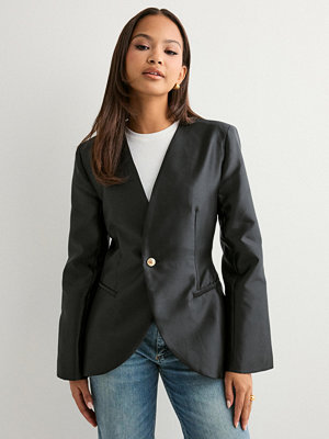 Malina Nori Fitted Heavy Satin blazer - Svart