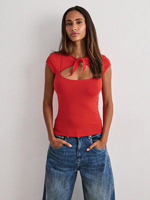 Nelly Amazing Keyhole Tie Tee - Röd