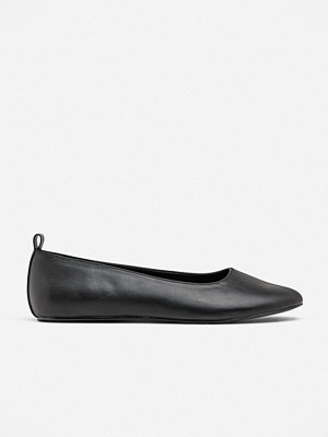 Nelly Rounded Flat Ballerina - Svart