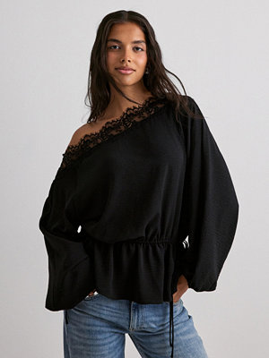 Nelly Slouchy Lace Blouse - Svart