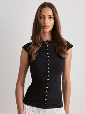 Nelly Front Button Tee - Svart
