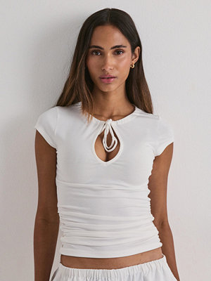 Nelly Soft Keyhole Tie Tee - Vit