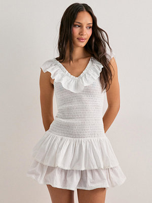 Nelly Smock Flounce Dress - Vit