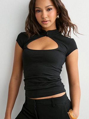 Nelly Amazing Keyhole Tee - Svart