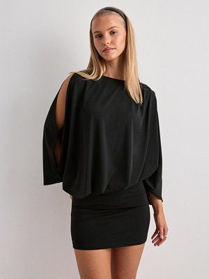 Nelly Drapy Slit Dress - Svart