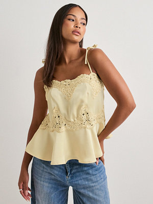 Toppar - Neo Noir Kaela Heavy Sateen Lace Top - Gul