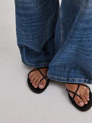 Nelly Thin Strap Sandal - Svart