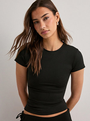 Nelly Sculpting Tee - Svart