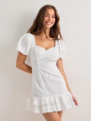 Nelly Cute Embroidered Dress - Vit