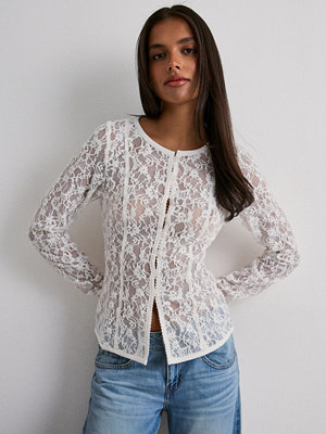 Nelly Buttoned Lace Blouse - Vit