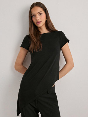 Nelly Asymmetric Flowy Tee - Svart