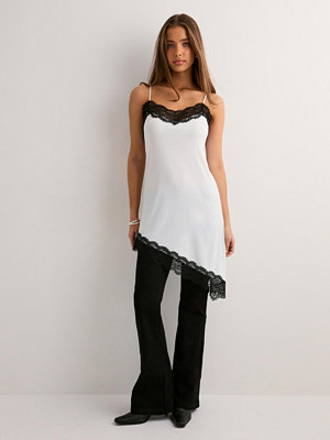 Toppar - Nelly Lace Asymmetric Slip Dress - Vit