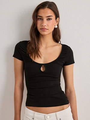 Nelly Rouched Keyhole Tee - Svart