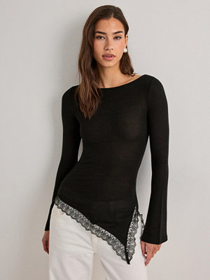 Nelly Soft Asymmetric Lace LS Top - Svart