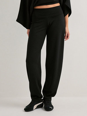 Nelly byxor Luxury Volume Pants - Svart