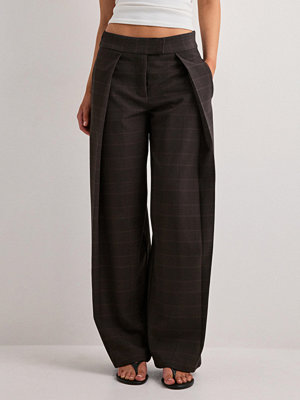 Nelly byxor Volume Pleat Pants - Brun