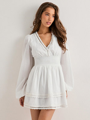 Nelly Fine Little Flounce Dress - Vit