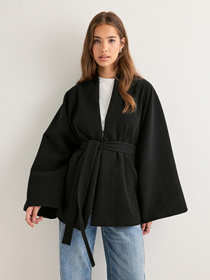 Nelly Wide Sleeve Short Coat - Svart