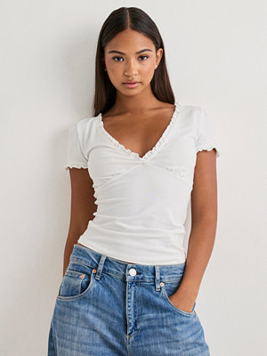 Nelly Cute V Neck Frill Top - Vit
