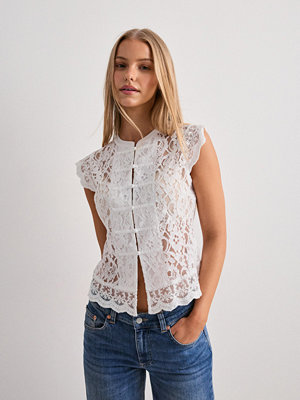 Nelly Buttoned Full Lace Top - Vit