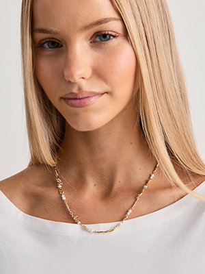 Pilgrim halsband Sloan Pearl Necklace - Guld