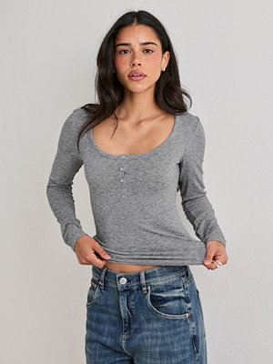 Nelly Soft Wool Blend Button Top - Grå