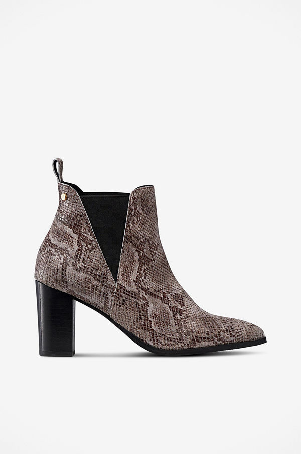 Agnes Cecilia Boots Jennie