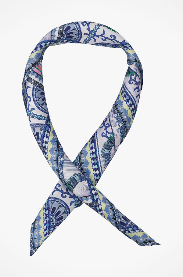 By Malina Scarf Fly